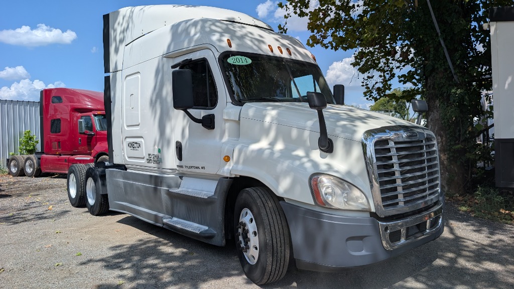 2014 Freightliner Cascadia Front Angle